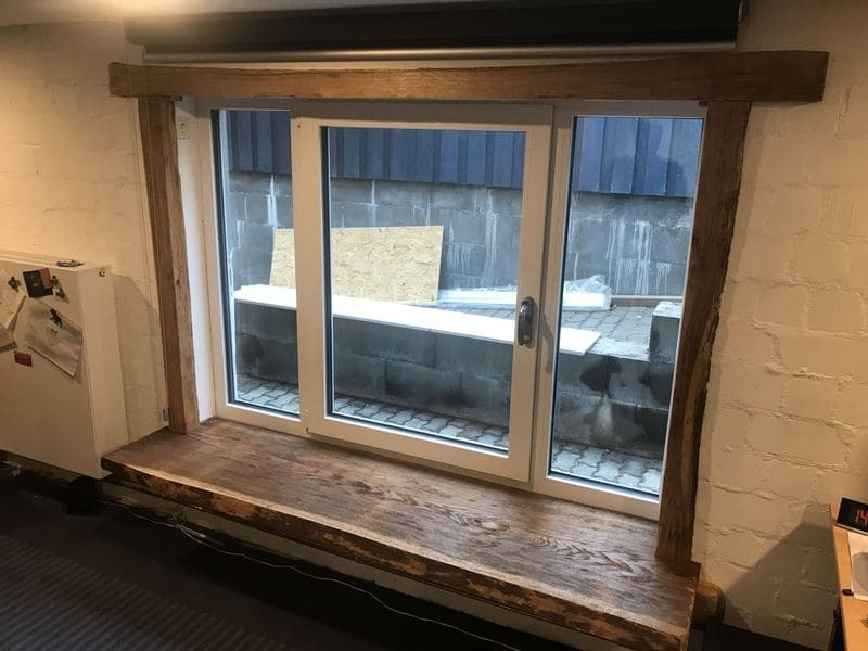 Ein Fenster im Erdgeschoss mit Holzverkleidung