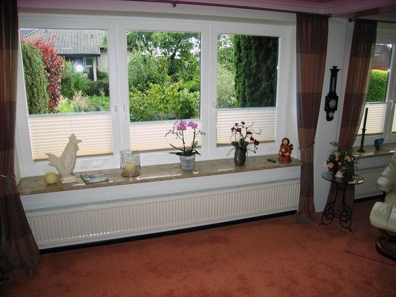 Eine Fensterwand mit weißen Rahmen